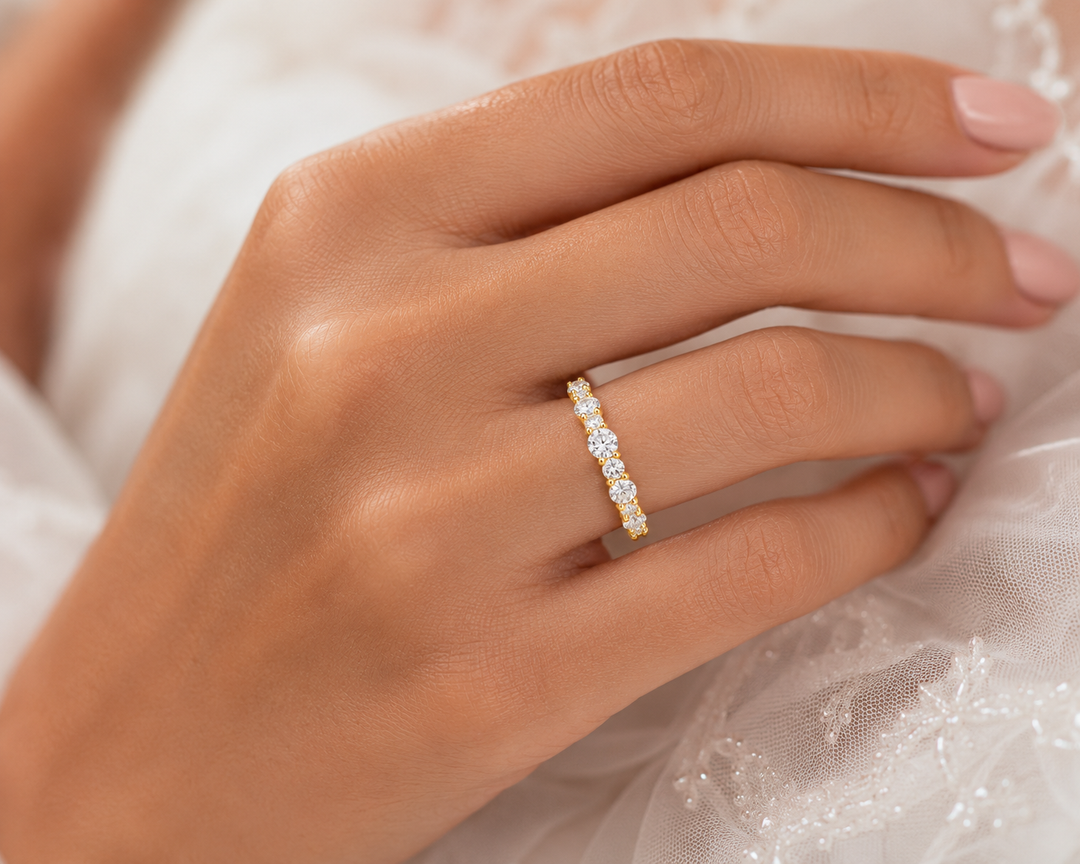 Round Brilliant Cut Diamond Floating Bubble Wedding Band in Yellow Gold